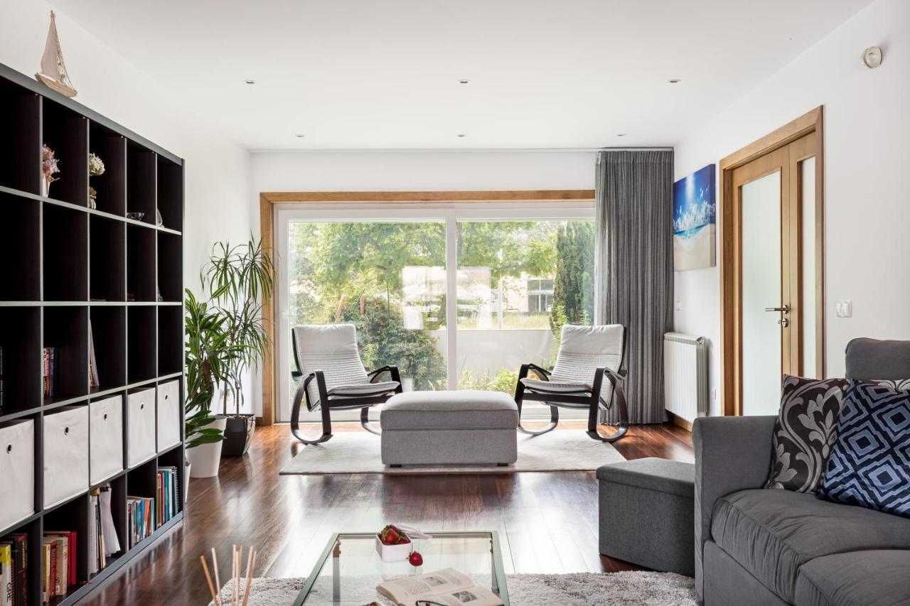 Ferienwohnung Joivy Sleek House Balcony & 2 Terraces In Porto Maía Exterior foto